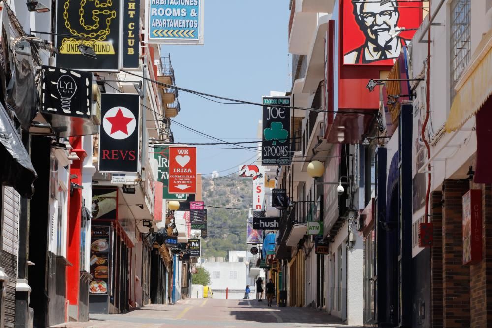 Los vecinos y comerciantes se dividen entre los que valoran la perspectiva de un verano sin los excesos del turismo de fiesta y los que temen por las trabas que añade esta medida