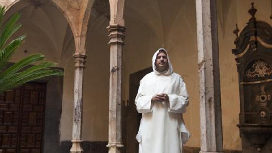 El padre procurador, en el claustrillo gótico de la cartuja de Porta Coeli.