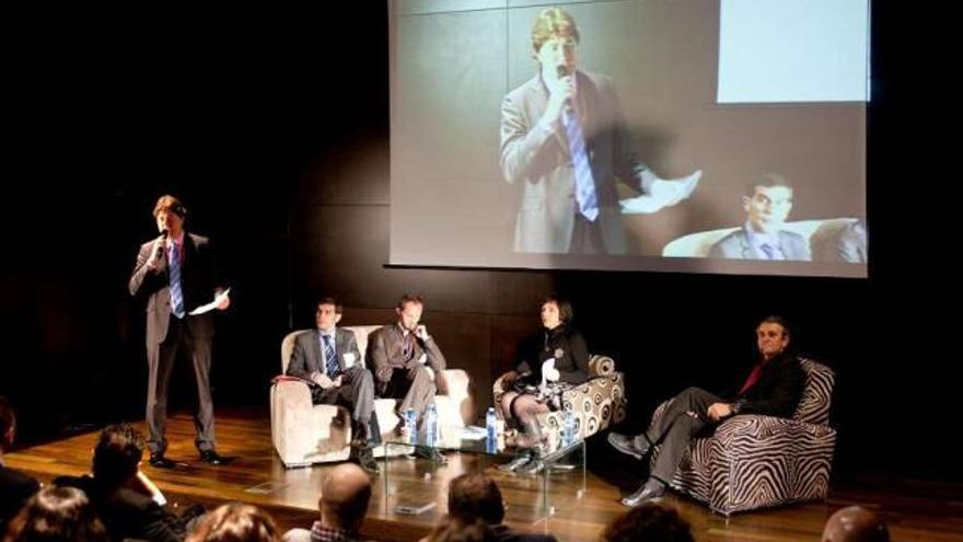 El alcalde, Carlos Calvelo (de pie), ayer, durante la presentación de la LaconNetwork. / la opinión