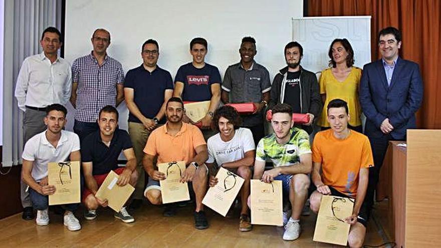 Els estudiants premiats, amb els responsables dels guardons.