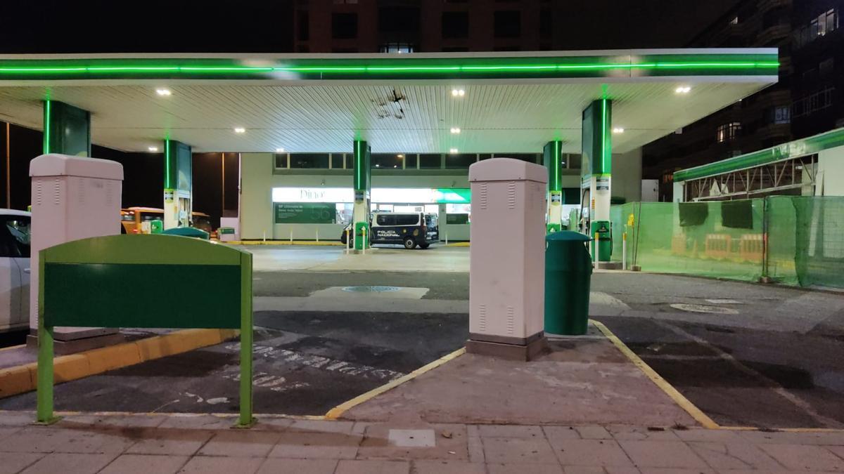 La Policía Nacional en la gasolinera de San Telmo donde se produjo el atraco esta noche.