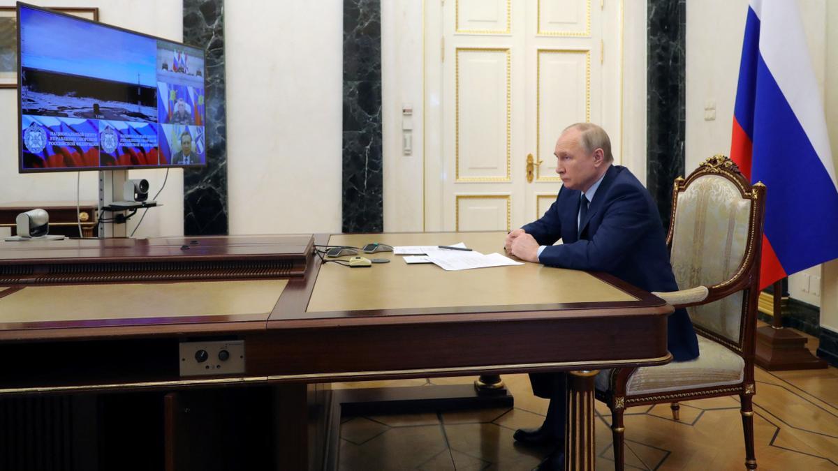 El presidente ruso, Vladimir Putin, observa un lanzamiento de prueba del misil balístico intercontinental Sarmat, a través de un enlace de video en Moscú.