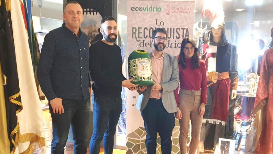 Paco Martínez, presidente de Els Cebers ( 2º por la izquierda), recoge el premio por el reciclado de vidrio en el fiestas