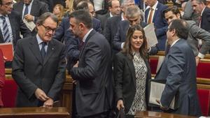 Artur Mas, Santi Vila e Inés Arrimadas, al final de la sesión matinal del Parlament.