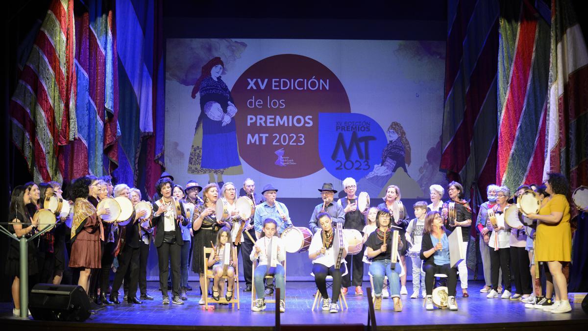 Una de las actuaciones de la Escuela de Folclore de Benavente durante la gala.