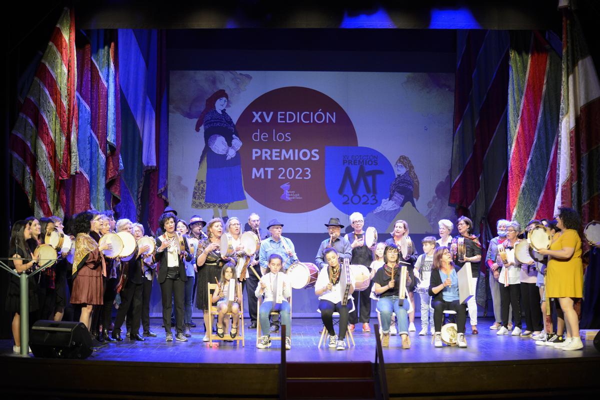 Una de las actuaciones de la Escuela de Folclore de Benavente durante la gala.