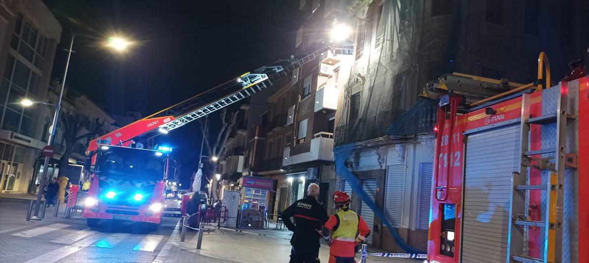 Los bomberos actuando en el palacete de la influencer Cristina Gilabert,  en Torrent