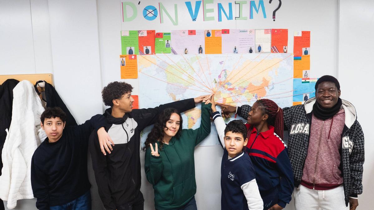 Un mapa a classe assenyala l'orígen dels estudiants de l'aula