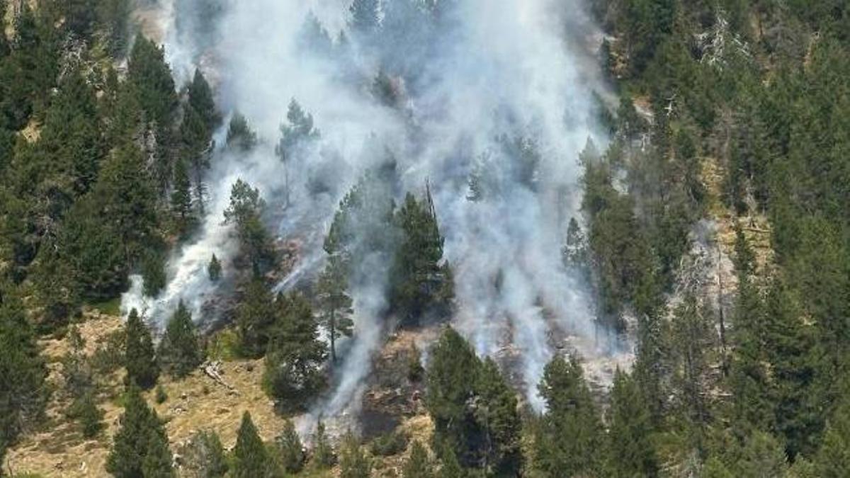 L'incendi declarat aquest migdia a Os de Civís