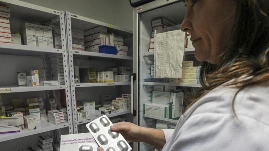 Una médico del servicio de Farmacia del Hospital General de Elche con unas pastillas que previenen el VIH.