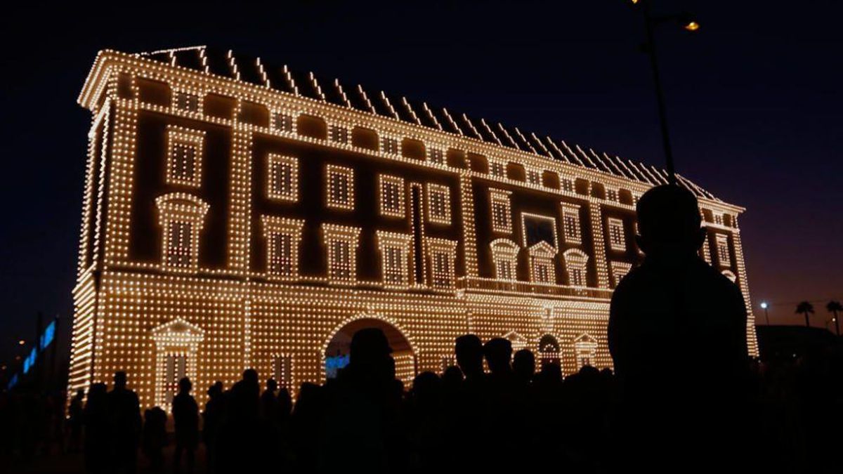 Encendido de la portada de la feria del Real en 2019.