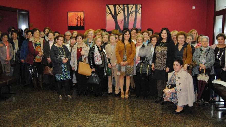 Las mujeres que participaron ayer en la comida de confraternización en Perlora.