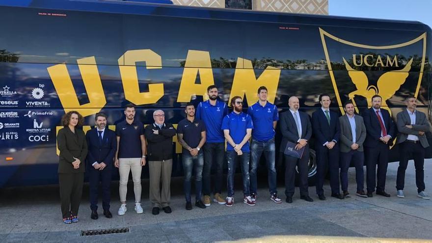 José Luis Mendoza encabezó la presentación del autobús que desplazará a los equipos de baloncesto y de fútbol.