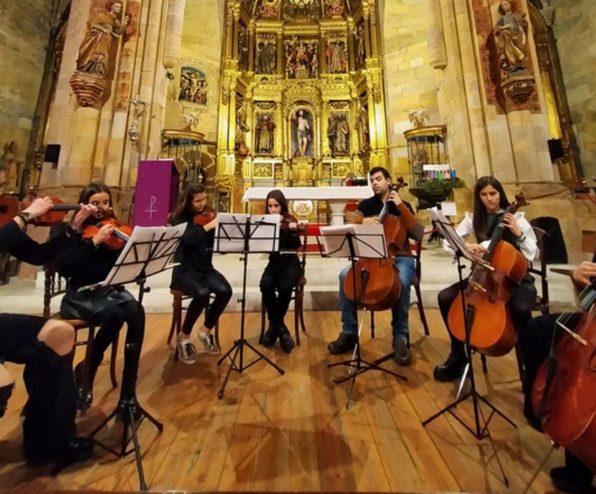 Conjunto de cuerda en la iglesia de Santa María. | E. P.