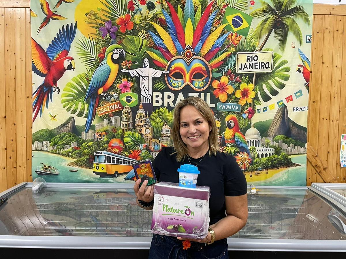 Zoraia Dos Santos zeigt die Açaí-Produkte, die es im brasilianischen Laden "Link Brazil" in Palma gibt.