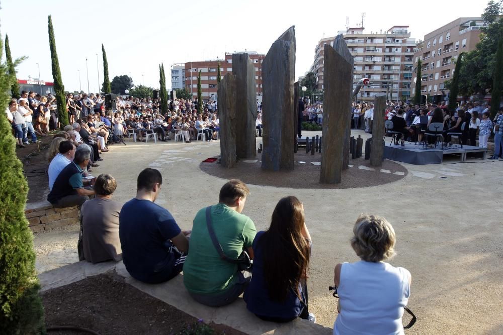 Inauguración del monumento homenaje a las víctimas del metro en el décimo aniversario del accidente