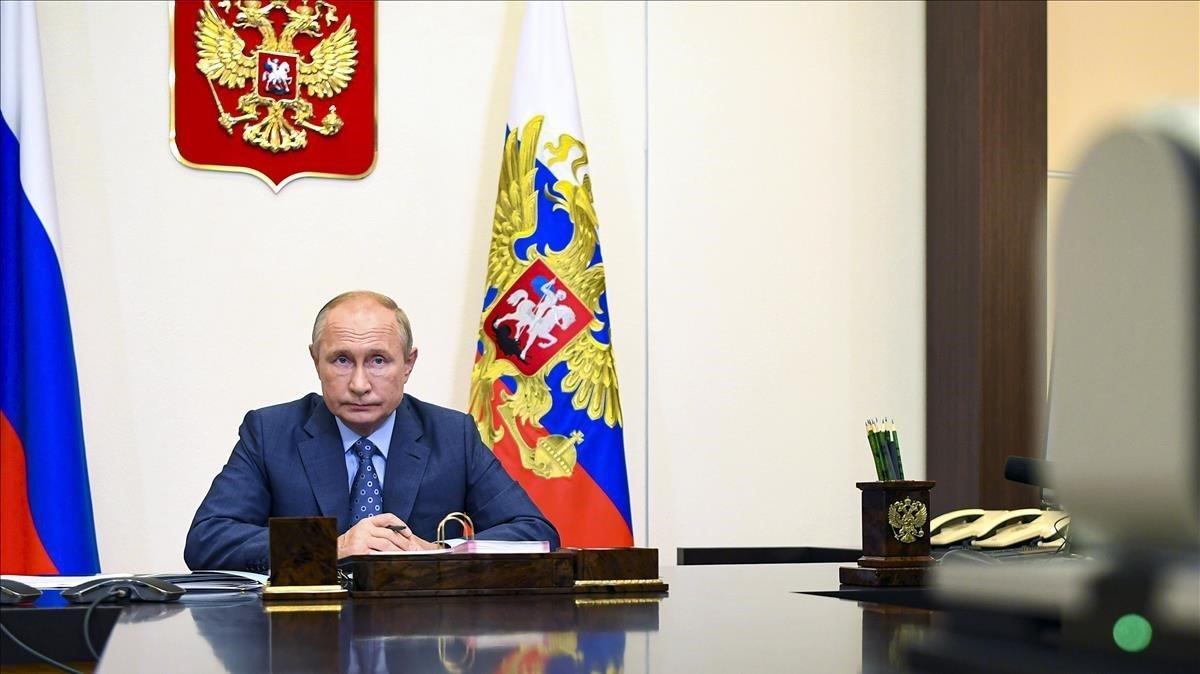 zentauroepp55616702 russian president vladimir putin attends a meeting via video201028221909