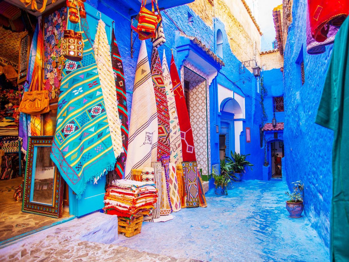 Comercios típicos de Chefchaouen con alfombras tradicionales