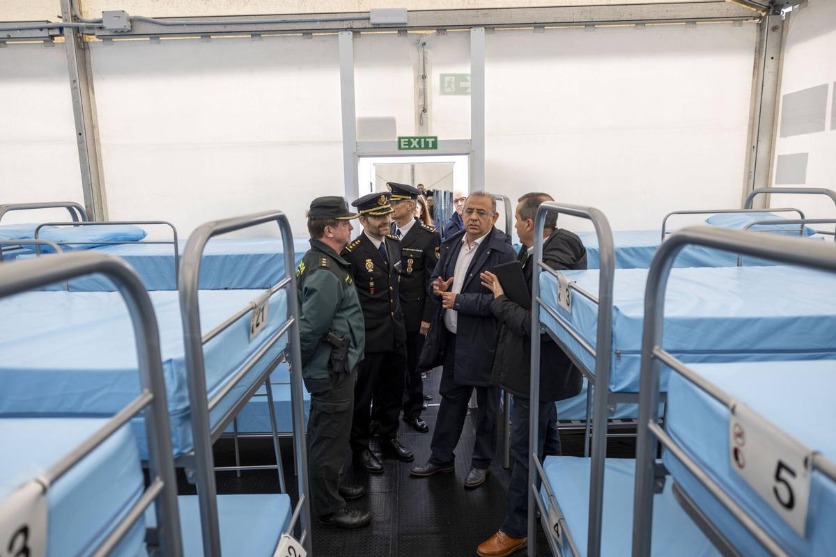 Así son los módulos de acogida temporal para migrantes instalados en el puerto de Palma.