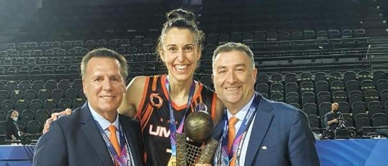 Miguel Méndez (derecha),con Alba Torrens y su ayudante, Nacho Martínez.