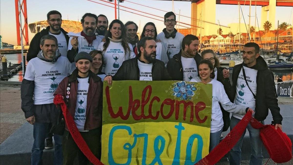 Un grupo de activistas esperan la llegada de Greta Thunberg en Lisboa