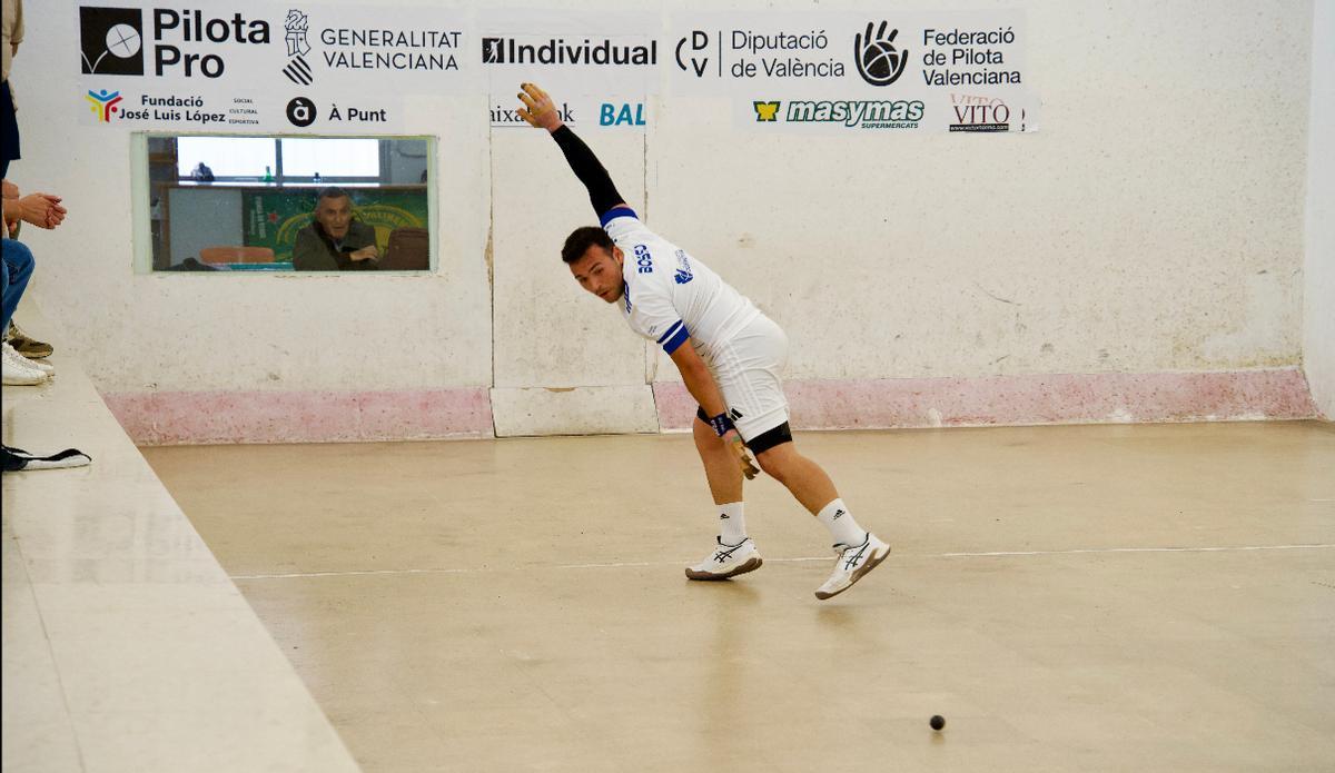 Bossio carrega el braç per a la raspada.