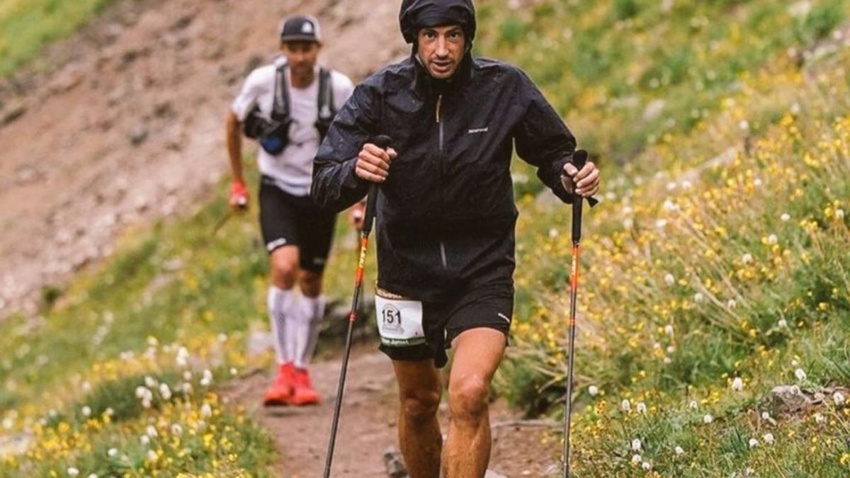 Kilian Jornet, en acció en un tram d’ascens de la cursa de les 100 milles |  @HOWIESTERNPHOTO