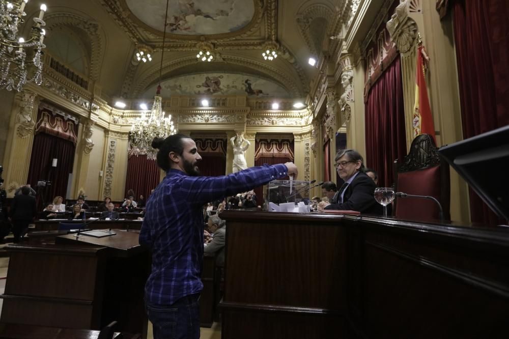 Am Dienstag (14.2.) haben die Abgeordneten des Linksbündnisses Baltasar Picornell in das höchste politische Amt auf den Balearen gleich nach Ministerpräsidentin Francina Armengol gewählt. Picornell erlangte 34 Stimmen, seine von der konservativen Opposition aufgestellte Gegenkandidatin Núria Riera (PP) erhielt 20 Stimmen. Fünf Stimmzettel waren leer.