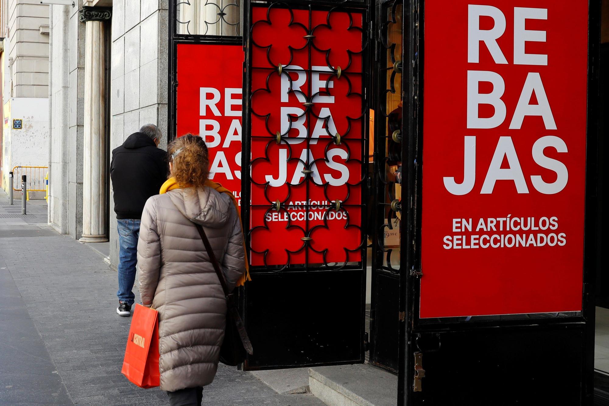 Carteles con las rebajas de enero de un establecimiento en la calle Preciados de Madrid.