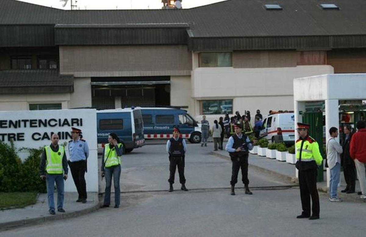 Dispositiu policial a la presó de Quatre Camins després del motí registrat l’abril del 2004. Dispositiu policial a la presó de Quatre Camins després del motí registrat l’abril del 2004.