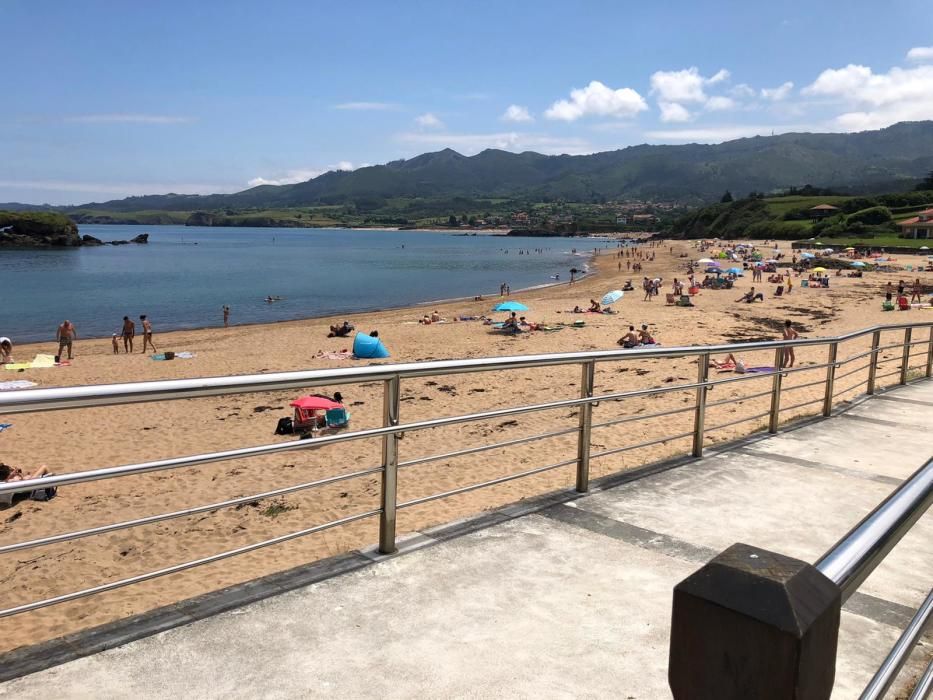 Ambiente de playa en La Isla (Colunga)