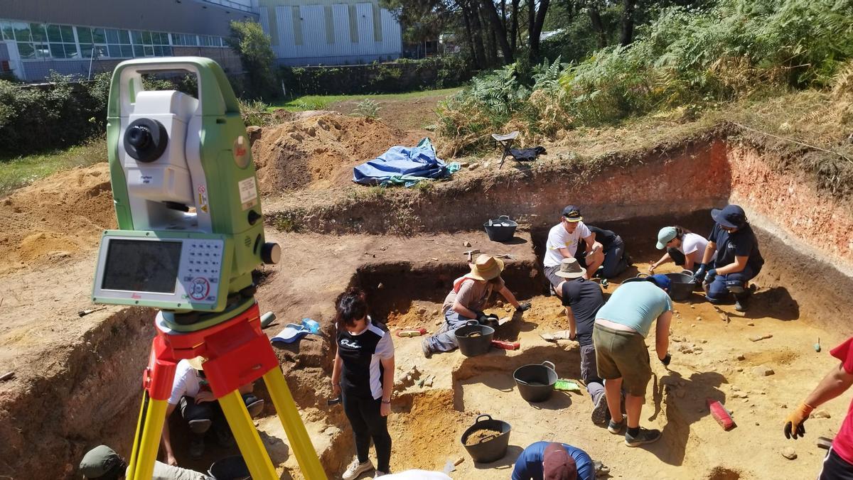Arqueólogos trabajando en el yacimiento paleolítico de O Porriño.