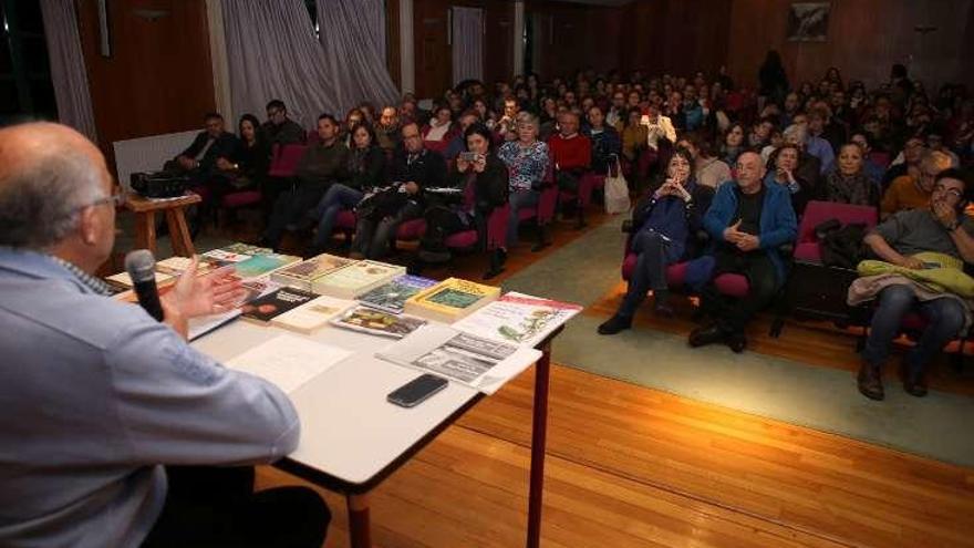 La charla de Pamies llenó la Casa de Cultura. // Bernabé/Gutier