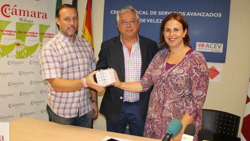 El concejal David Vilches, el presidente de los empresarios, Manuel Roberto, y la edil Ana Campos.