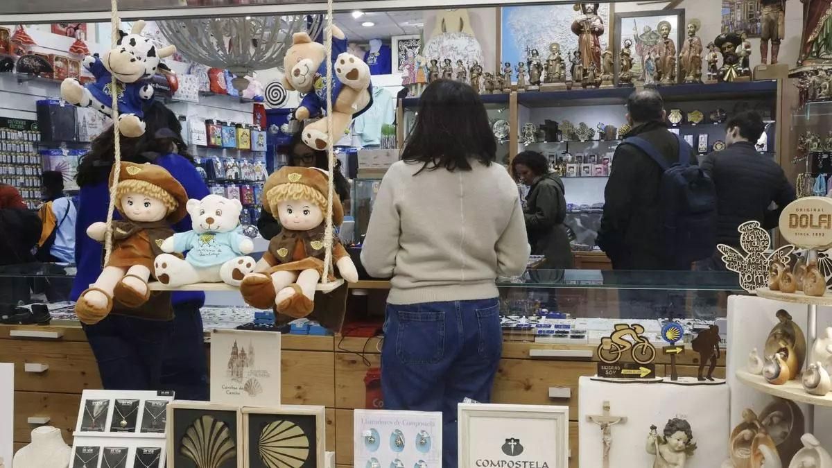 Una tienda de souvenirs de Santiago con varios clientes.