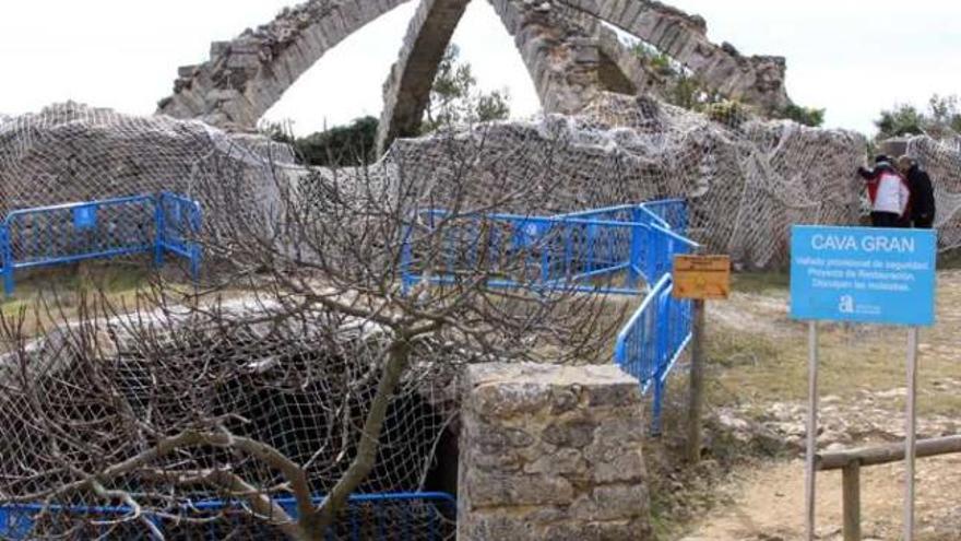 La restauración de la cava de Agres está paralizada.