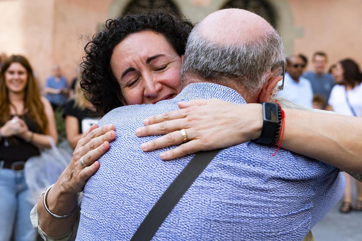 La secretaria general de ERC, Marta Rovira, recibiendo muestras de afecto en Vic.