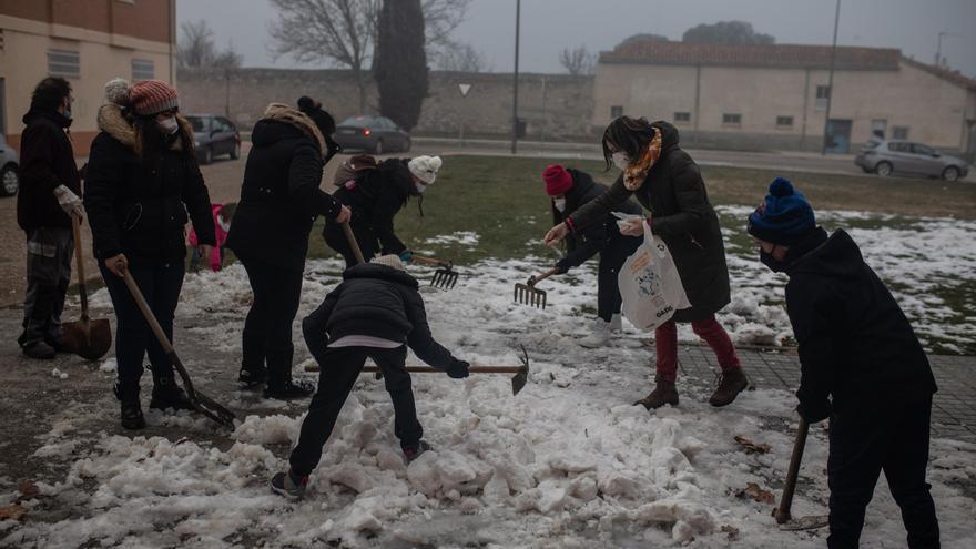 Los padres de alumnos del Alejandro Casona de Zamora quitan la nieve a pico y pala