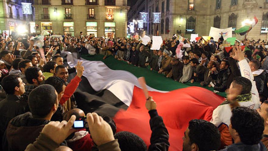 Prop de mil persones es van concentrar ahir a la tarda a la plaça de Sant Jaume.