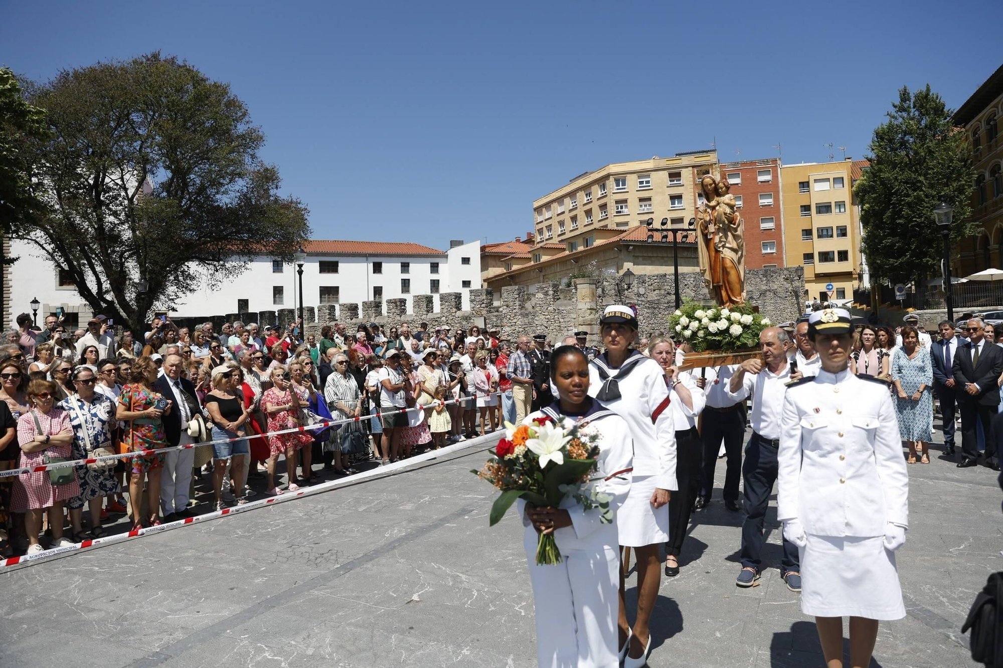 La misa con la Armada y la ofrenda floral del Carmen en Gijón, en imágenes