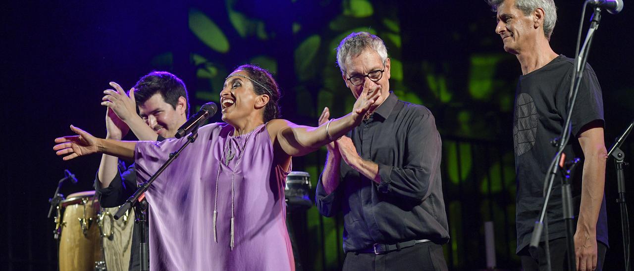 L&#039;expressiva cantant al final del concert que va oferir ahir a la capital del Bages, el seu únic concert a l&#039;Estat, en una actuació molt aplaudida pel públic