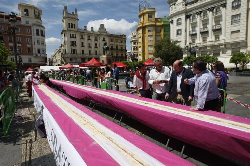 GALERÍA DE FOTOS / Flamenquín gigante en Las Tendillas