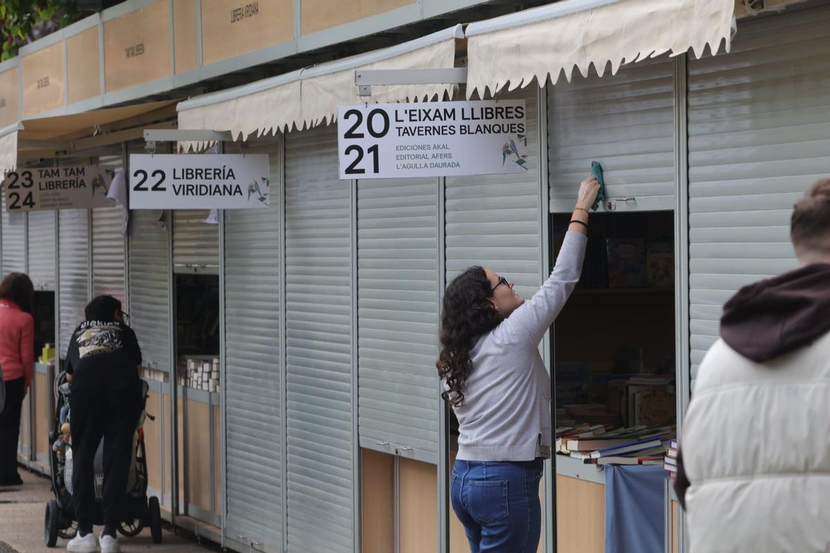Sonsoles Ónega, Helena Resano, Zülfu Livanelli... la Fira del Llibre de València abre tras las lluvias de esta mañana