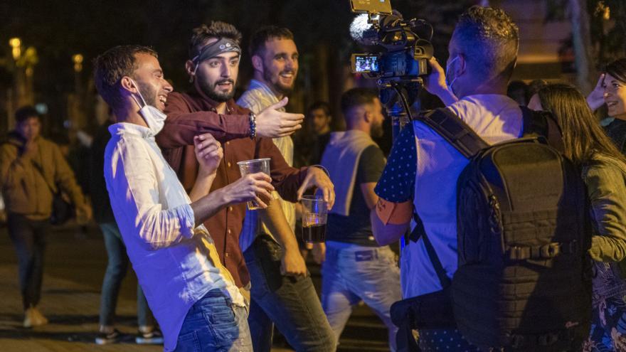 Grupos de personas festejan en las calles de Barcelona durante el primer viernes sin toque de queda.