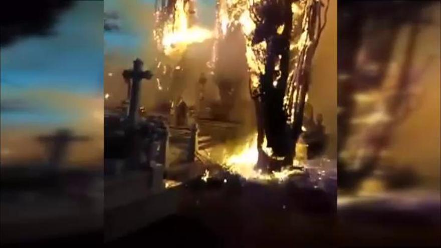 Un rayo provoca un espectacular incendio en el cementerio de Cacabelos, en León