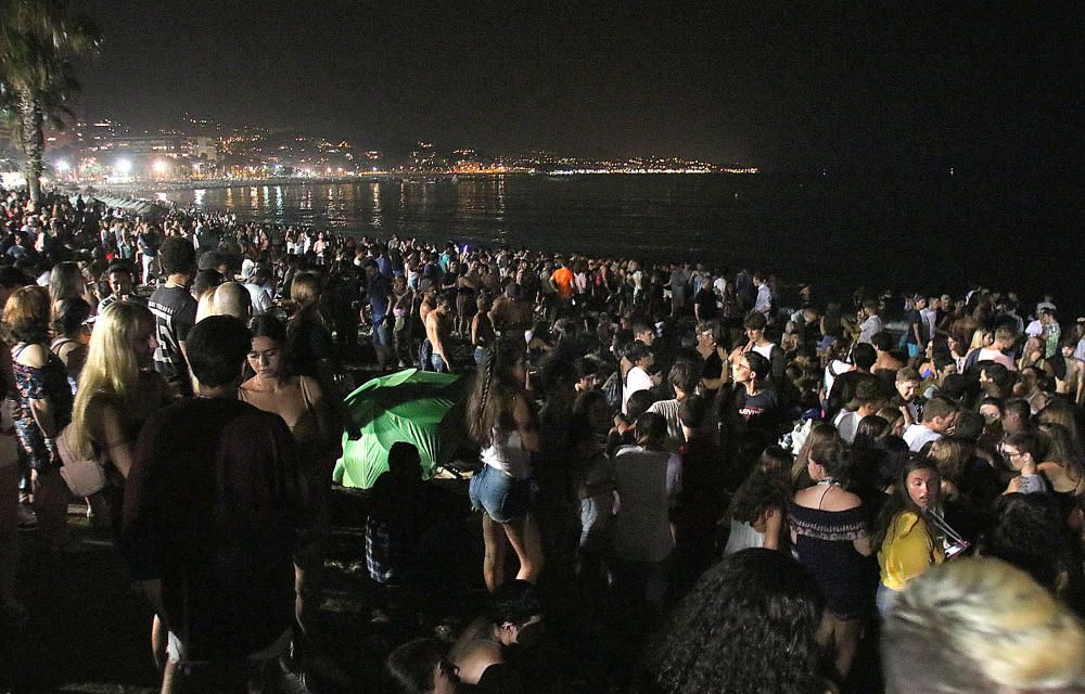 Como es tradición, el espectáculo pirotécnico da paso a días de fiesta en Málaga. Y como cada año, cientos de jóvenes siguieron los fuegos desde la playa de La Malagueta