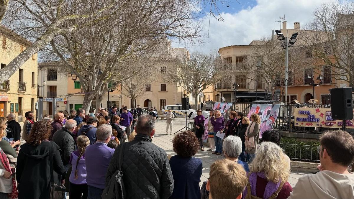 Vista de la plaza de Algaida durante un acto celebrado con motivo del 8M.