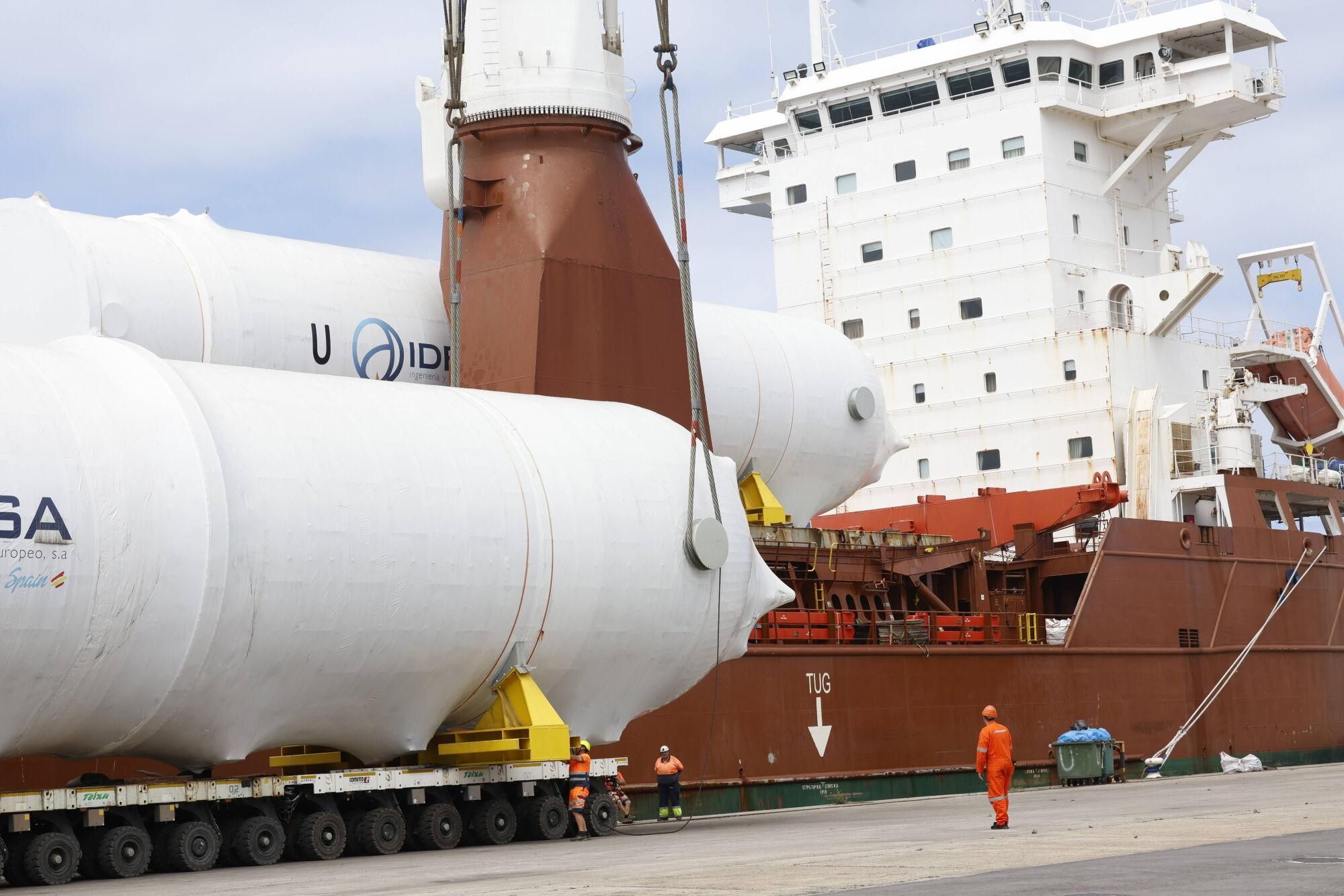 En imágenes: Así fue la carga en el Puerto de Avilés de nueve colosales depósitos de CO2 fabricados por Idesa