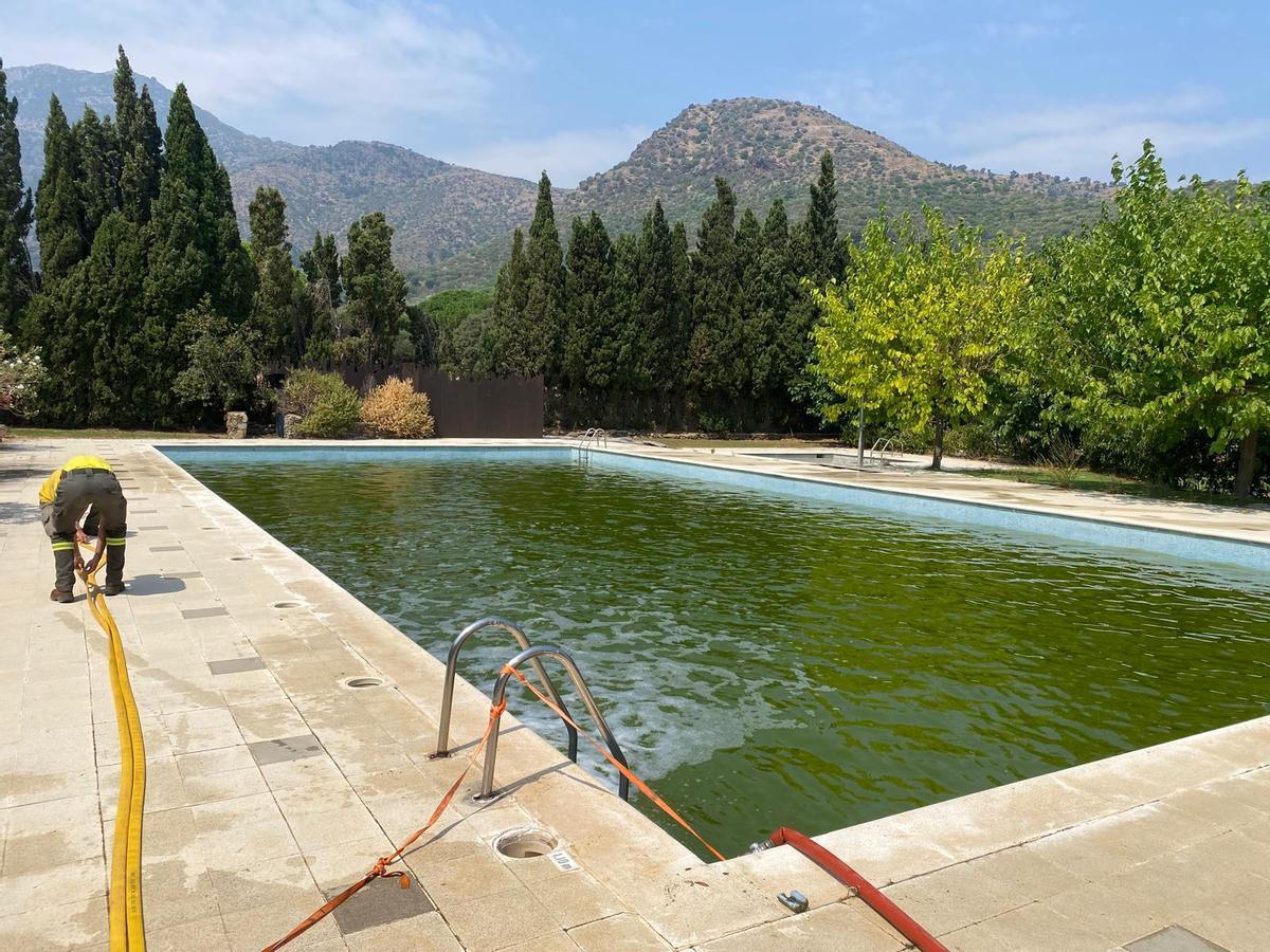 La piscina del Brascó, plena d'aigua, està preparada en cas d'incendi.