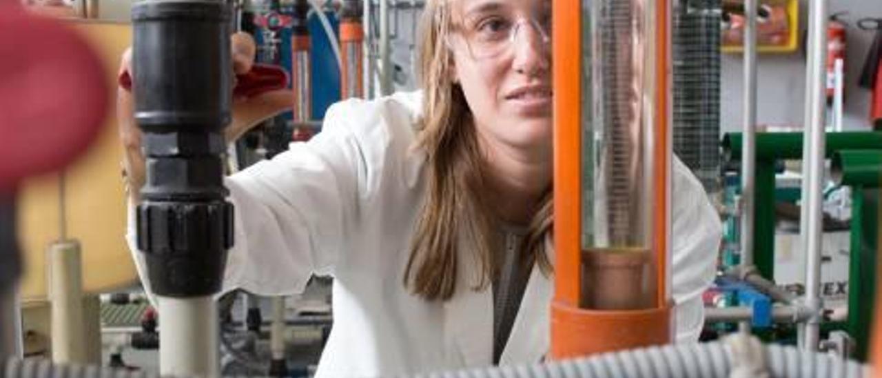 El director del Instituto de Electroquímica con los investigadores en laboratorios de la UA.